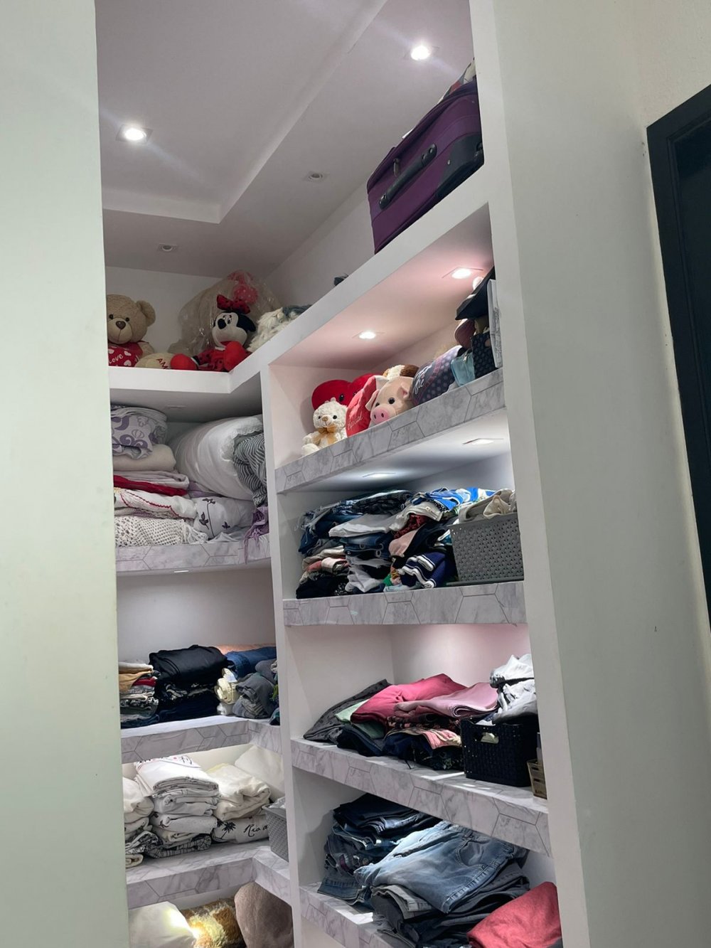 a su�te master conta ainda com closet