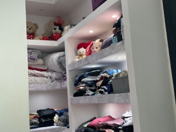 a sute master conta ainda com closet